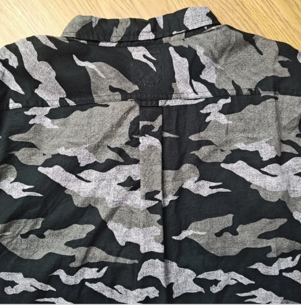 Levi's Men's Black & Grey Camouflage Button-Up Flannel Shirt – Size Large